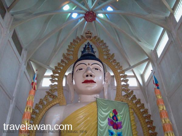 Tidak jauh dari stasiun MRT Farrer Park, ada Sakya Muni Buddha Gaya Temple. Kuil