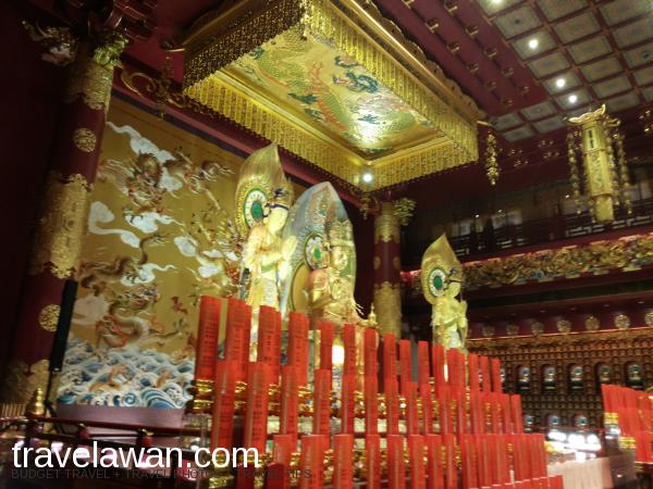 The Buddha Tooth Relic Temple & Museum menampilkan karya seni yang berhubungan d