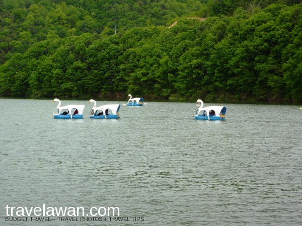 Anda dapat menyewa perahu kayuh, untuk menikmati danau di sekitar Nami Island