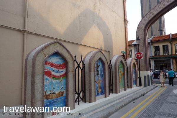 Masjid dengan kubah berwarna emas ini berada di jantung kawasan Kampong Glam, da