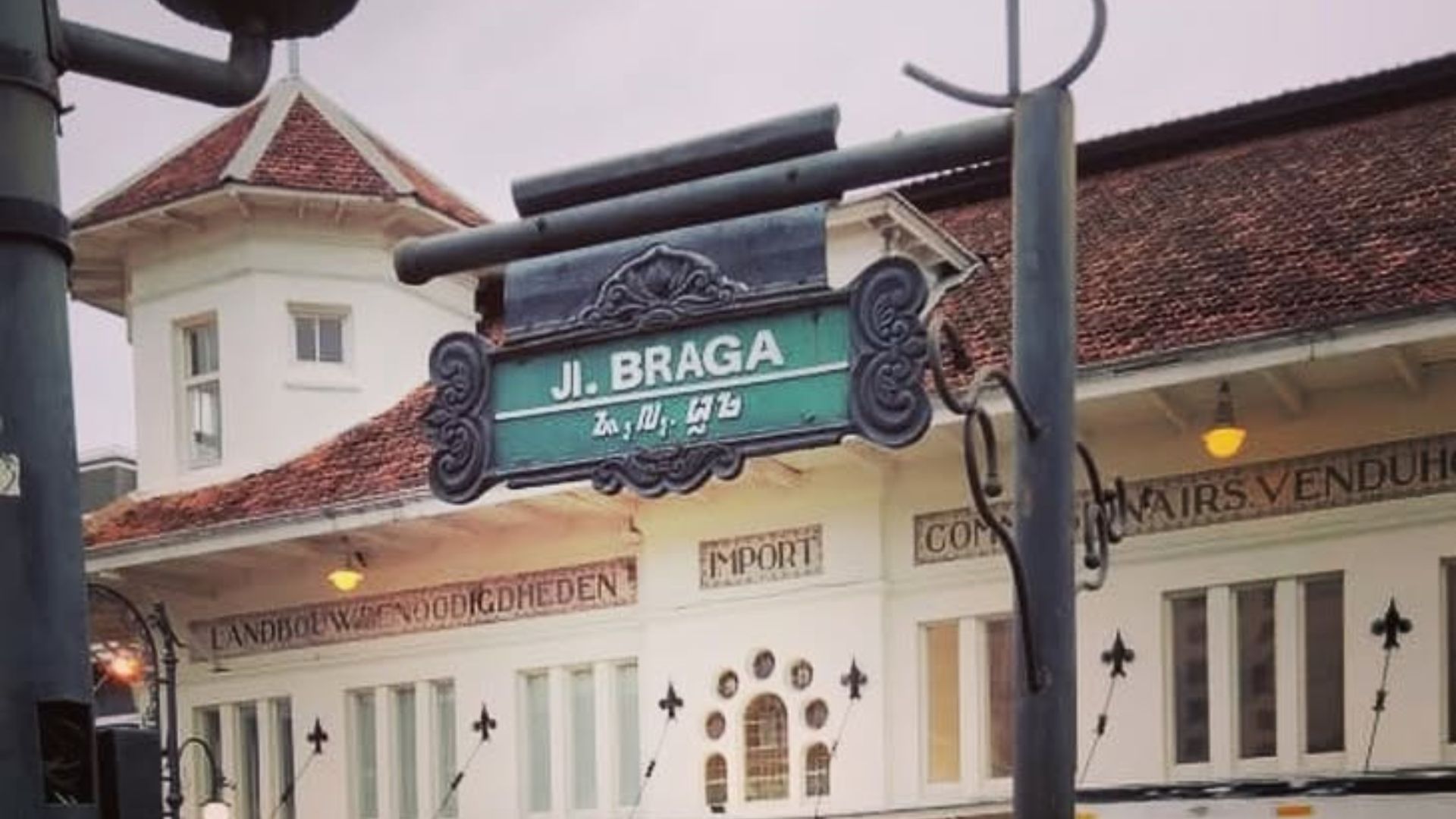Train Stop Adventures: 5 Must-Visit Attractions Near Railway Stations in Java