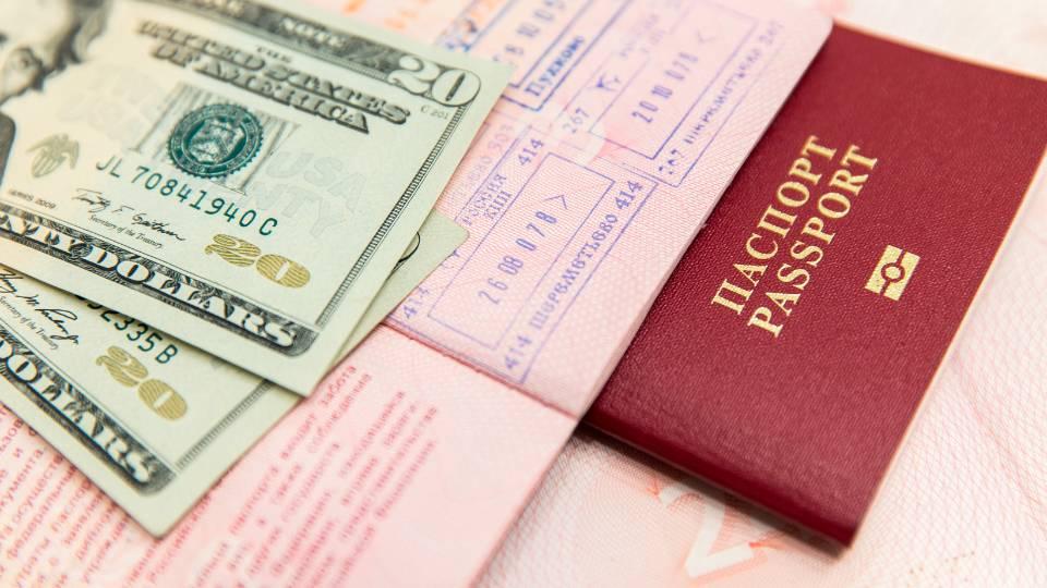 The Visa on Arrival (VoA) allows travelers from eligible countries to enter Indonesia without applying for a visa beforehand. This visa can be obtained directly at the airport or seaport upon arrival. To qualify, visitors must hold a valid passport (at least six months before expiration), present a return ticket, and pay the applicable visa fee. 