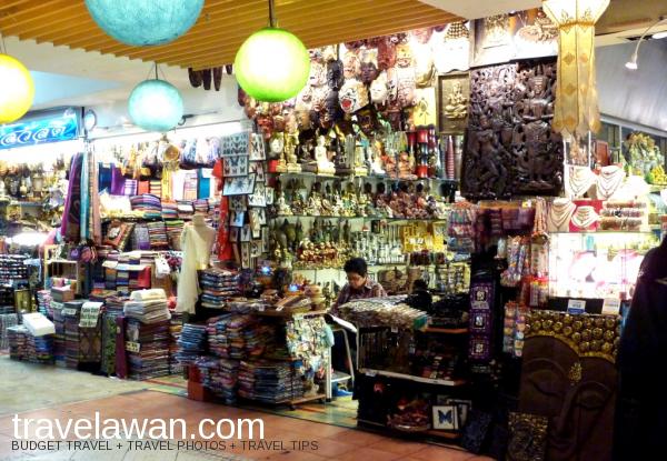 Anda dapat temukan bagian khusus di MBK yang menjual cinderamata