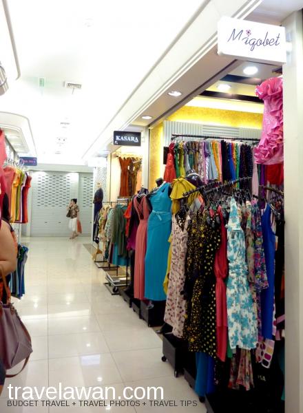 Suasana di dalam Platinum Fashion Mall yang nyaman dan dilengkapi AC