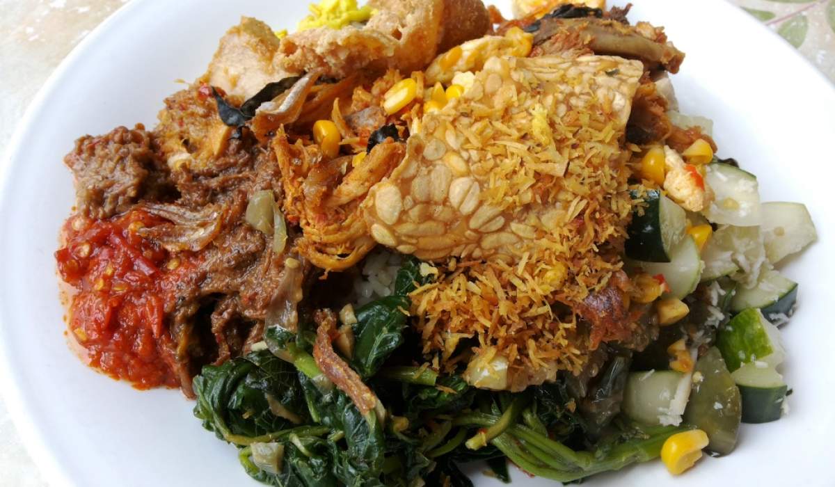 Nasi Campur legendaris di Made's Warung. Wajib dicoba!