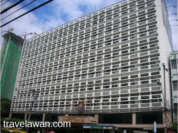Walaupun merupakan hotel lama, tapi letaknya sangat strategis, yaitu di tepi jal