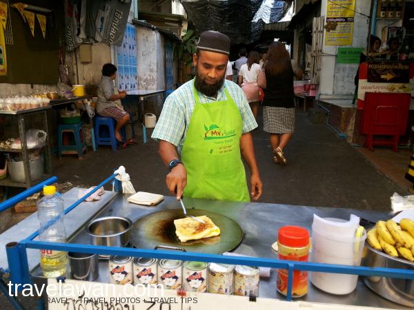 Ada juga jajanan halal Rotee Mataba di street market Silom Soi 5 Ada juga jajanan halal Rotee Mataba di street market Silom Soi 5