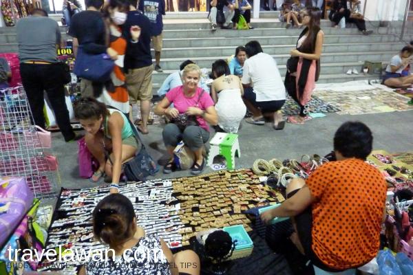 Begitu keluar mal ini, terhamparlah lapak-lapak di night market yang menjajakan 