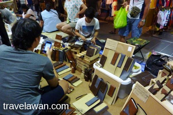 Saya tertarik melihat dompet dan tempat paspor dari kulit <em>hand made</em>, ju