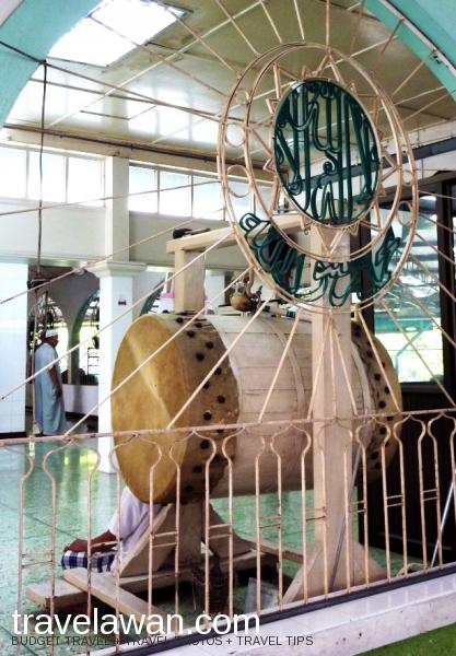 Di masjid Jawa terdapat sebuah bedug yang berumur sekitar satu abad Di masjid Jawa terdapat sebuah bedug yang berumur sekitar satu abad