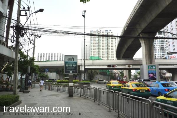 Keluar di Exit 3, dari stasiun BTS ini jalan menuju Phetchaburi Road Keluar di Exit 3, dari stasiun BTS ini jalan menuju Phetchaburi Road