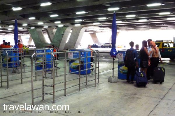 Tempat tunggu taxi resmi di Bandara Internasional Suvarnabhumi, Bangkok Tempat tunggu taxi resmi di Bandara Internasional Suvarnabhumi, Bangkok