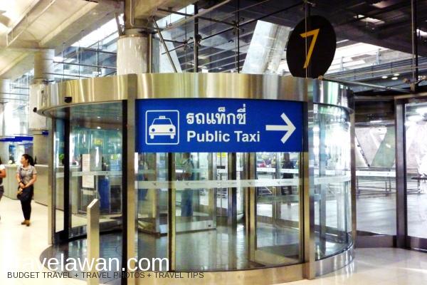 Jika keluar dari Exit 4, belok ke kiri dan jika keluar dari Exit 7, Anda belok k