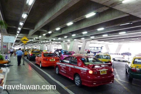 Setelah keluar dari pintu Arrivals (lantai 2), turun ke lantai 1. Menuju ke coun