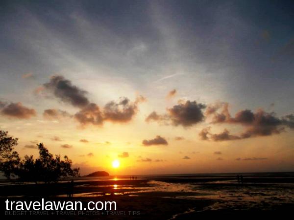Menikmati sunset di pantai Belitung, indah!