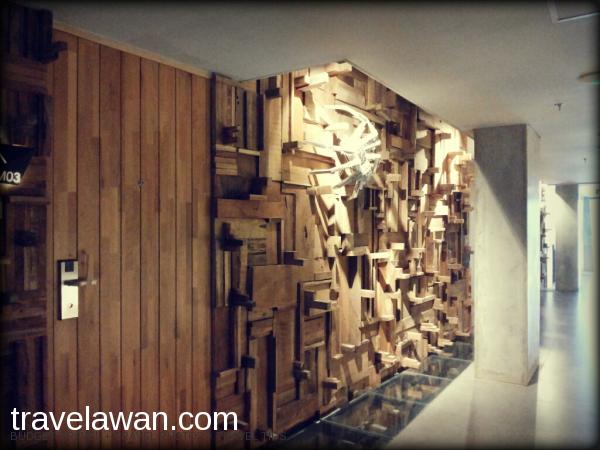 Delapan lantai yang dimiliki oleh hotel ini pun terlihat unik di bagian lorong k